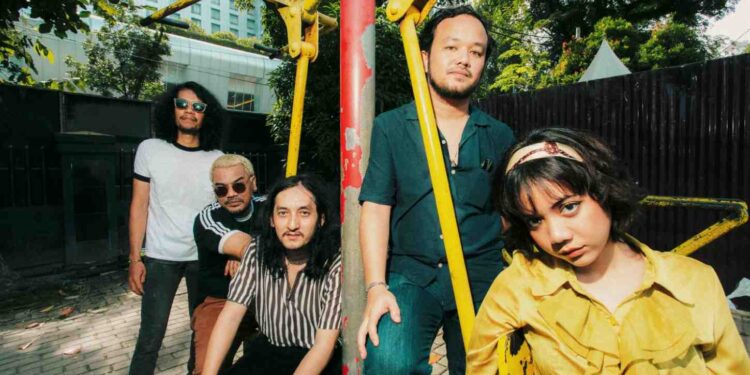 Yoko City Ghost dan Tengku Ryo Satukan Folk Melayu-Psikedelia Lewat “Mantra Akar Kamboja”